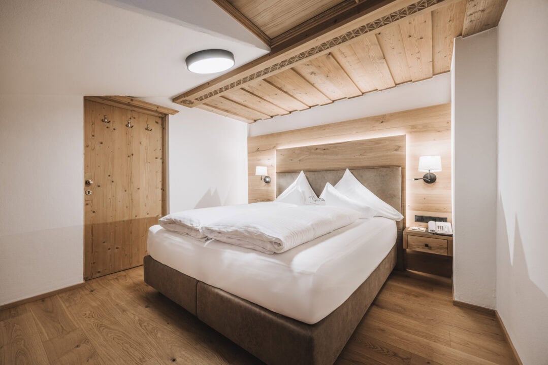 Helles, modernes Schlafzimmer mit Holzdetails.