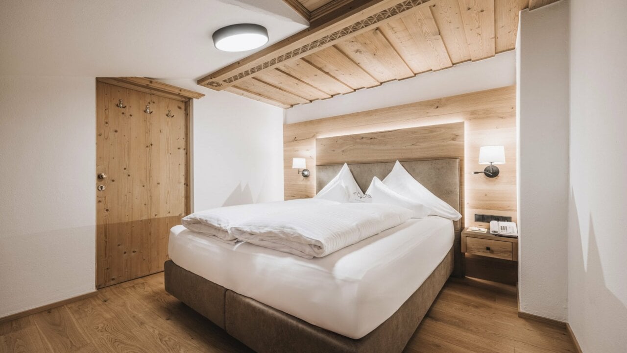 Helles, modernes Schlafzimmer mit Holzdetails.