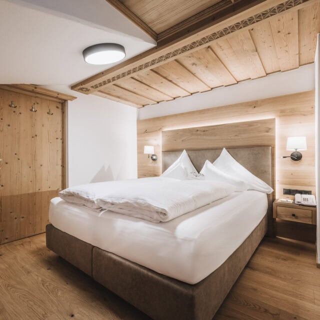 Helles, modernes Schlafzimmer mit Holzdetails.
