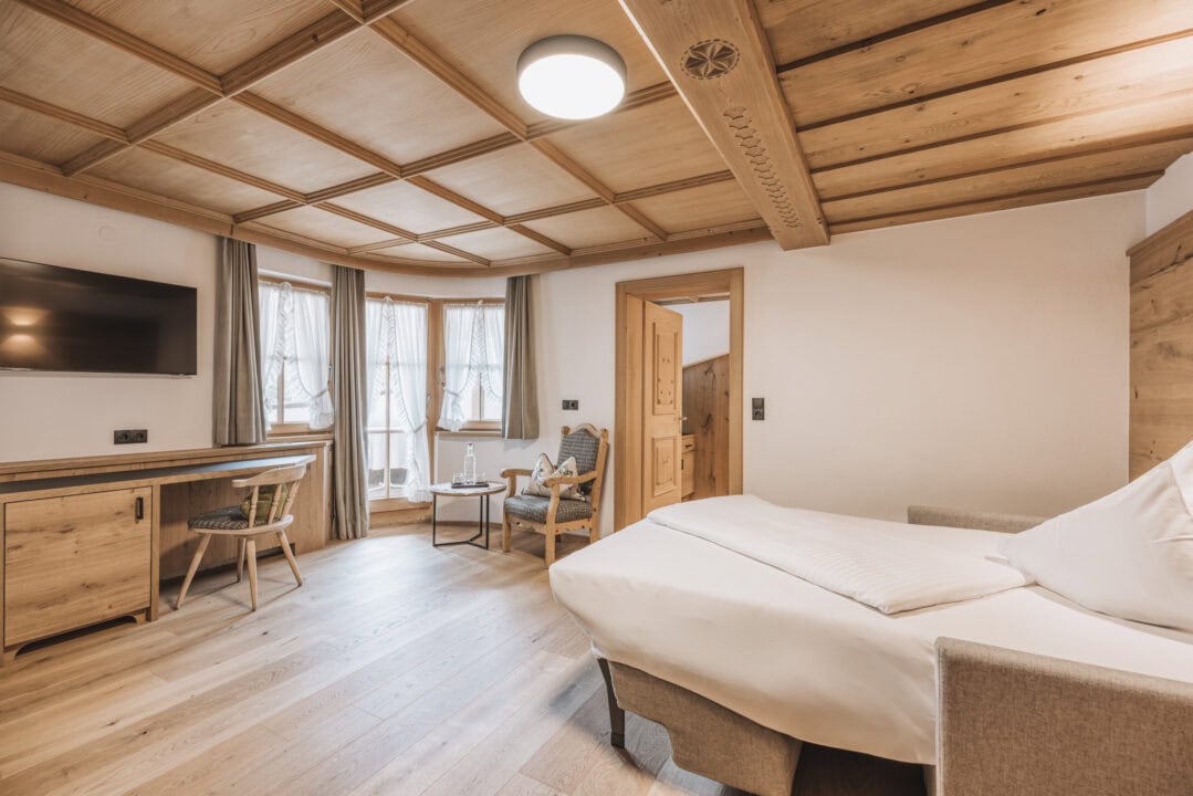 Helles Zimmer mit Holzdekor und Fernseher