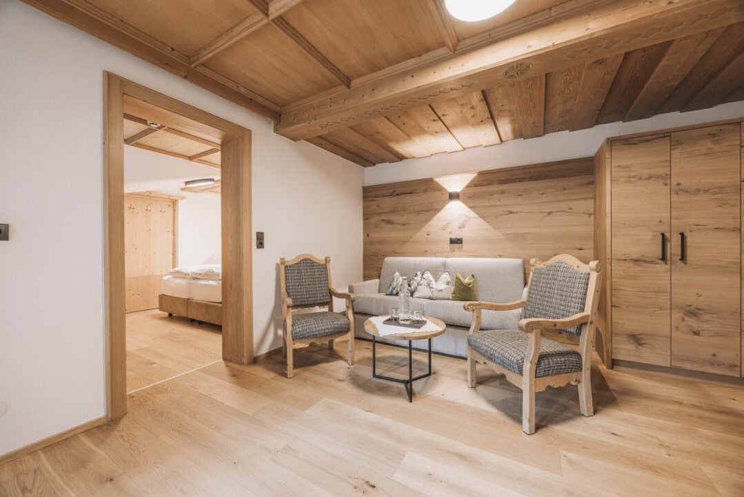 Gemütlicher Wohnbereich mit Holzdekor und Wohnzimmermöbeln.