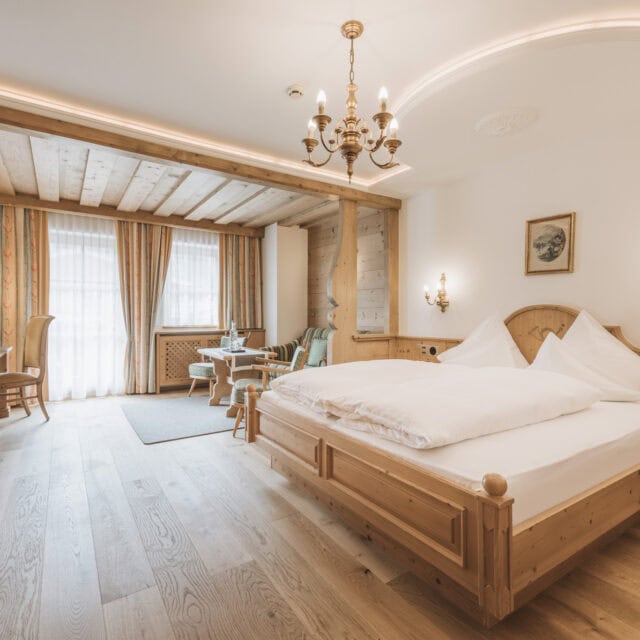 Helles, stilvolles Zimmer mit Holzdekor