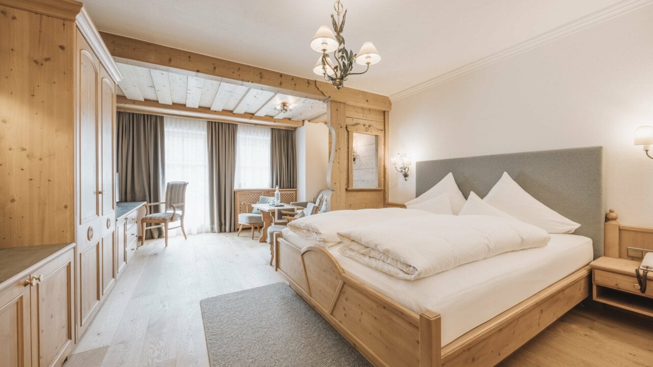 Gemütliches Zimmer mit Holzmöbeln und Tageslicht.