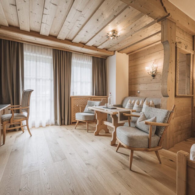 juniorsuite fürstalm4 Gemütliches Zimmer mit Holzdekor und großem Fenster