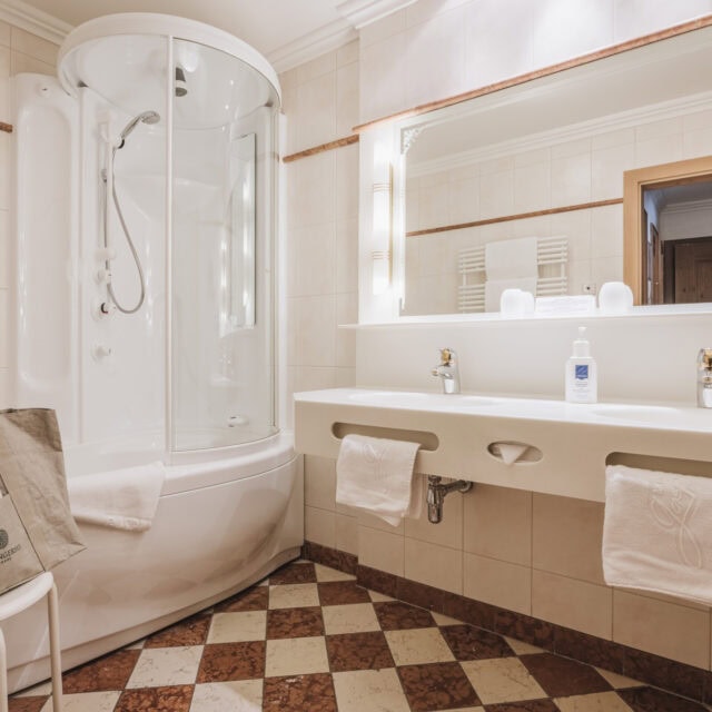 juniorsuite fürstalm5 Modernes Badezimmer mit Dusche und Waschbecken
