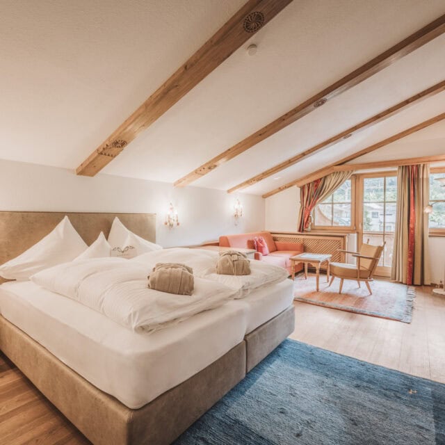 juniorsuite fürstalm6 Gemütliches Hotelzimmer mit Holzdecke und Einrichtung