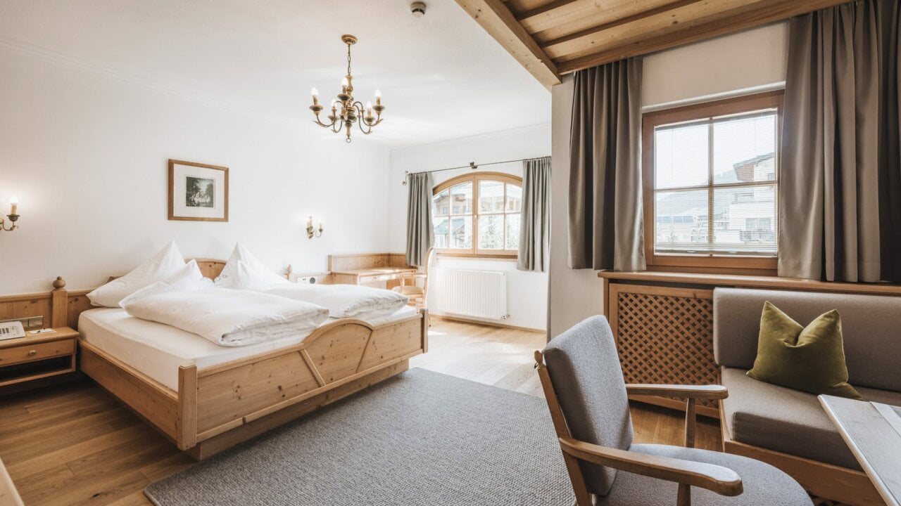 Gemütliches Zimmer mit Holzdetails und natürlichem Licht.