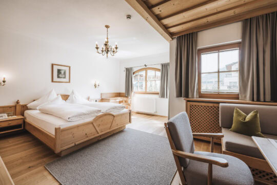 Gemütliches Zimmer mit Holzdetails und natürlichem Licht.