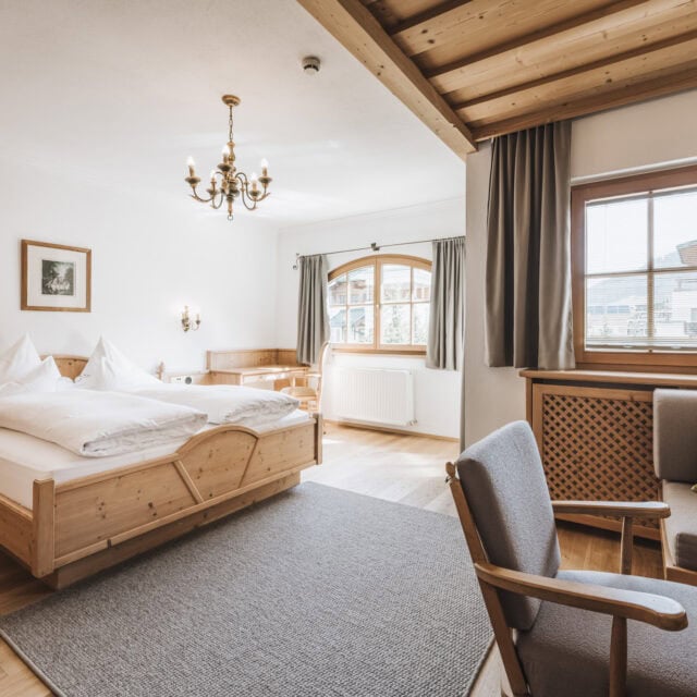 Gemütliches Zimmer mit Holzdetails und natürlichem Licht.