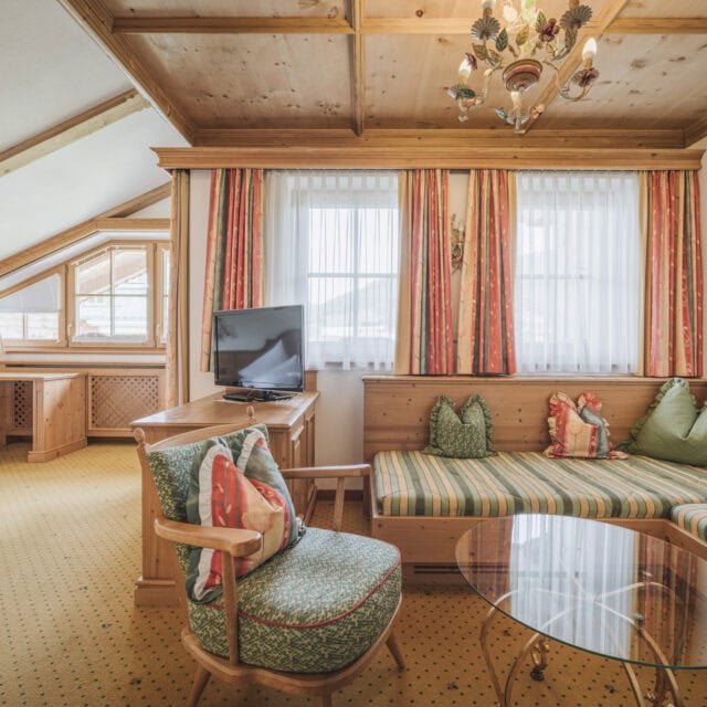 Gemütliches Zimmer mit Holzdetails und modernem Design.