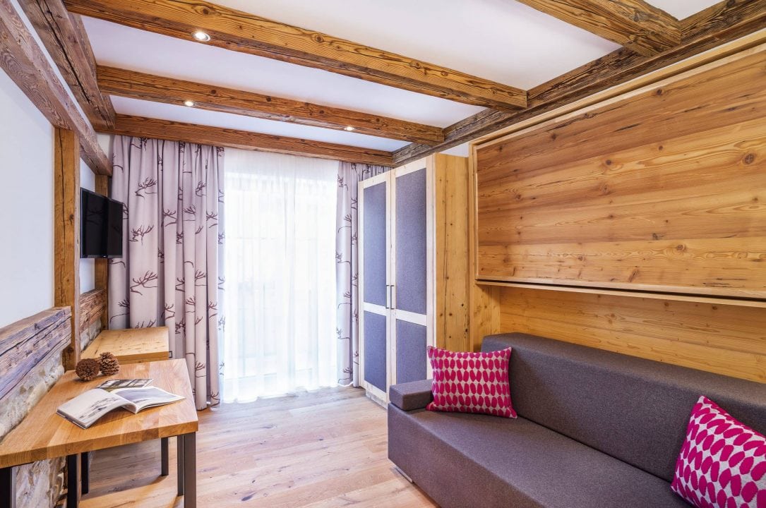 Heller, moderner Wohnraum mit Holzdekor