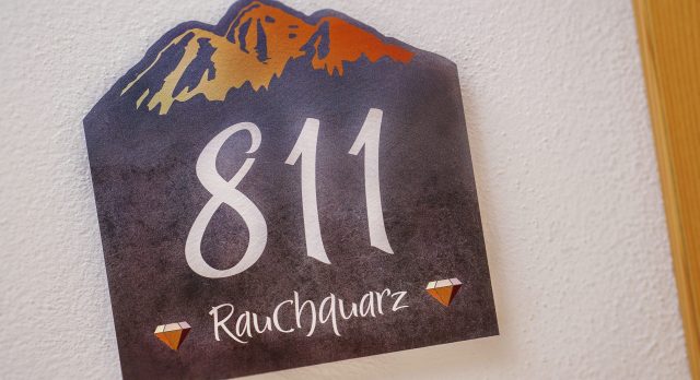 Zimmernummer 811, Rauchquarz, dekoratives Schild