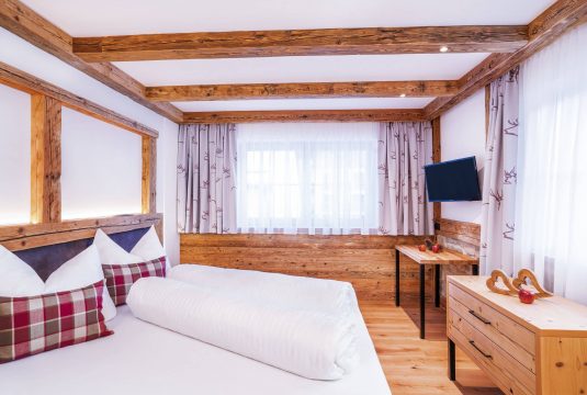Gemütliches Schlafzimmer mit Holzdesign und Fenster.