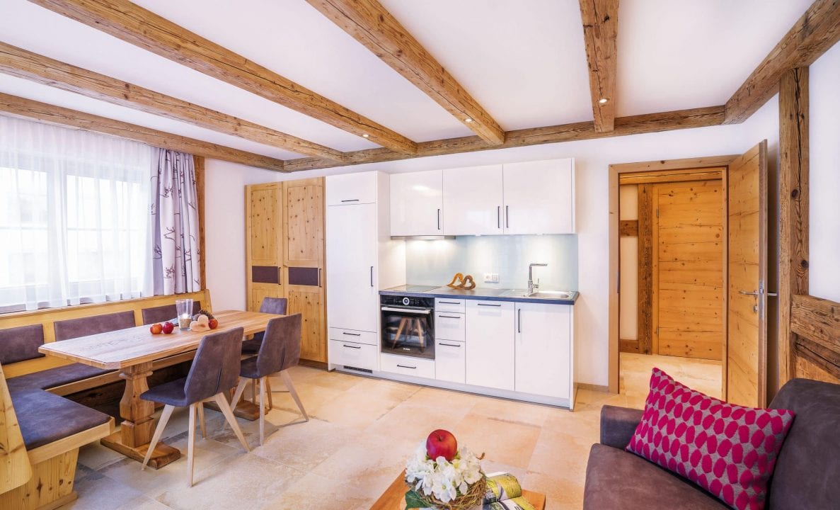 Moderne Küche mit rustic Holzdetails.