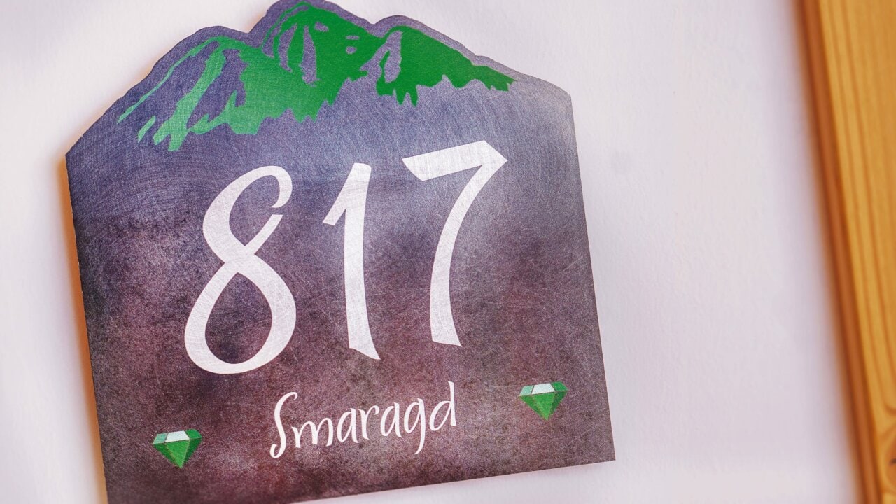 Hausschilder mit der Nummer 817 und Smaragd