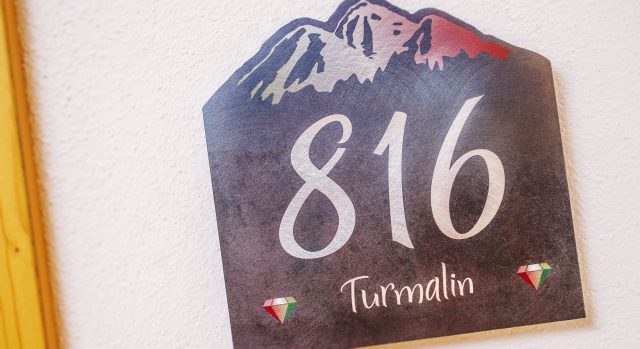 Zimmernummer 816 Turmalin mit Bergdesign