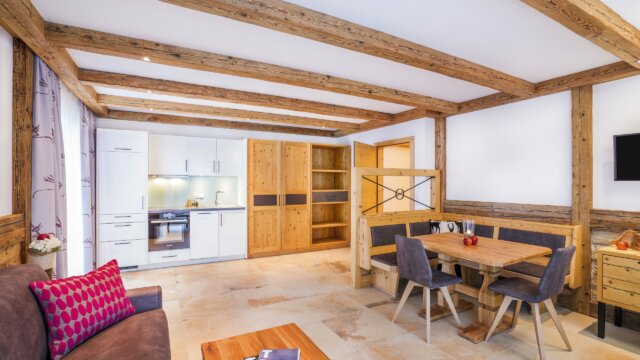 Moderne Küche mit Essbereich und Holzdekor