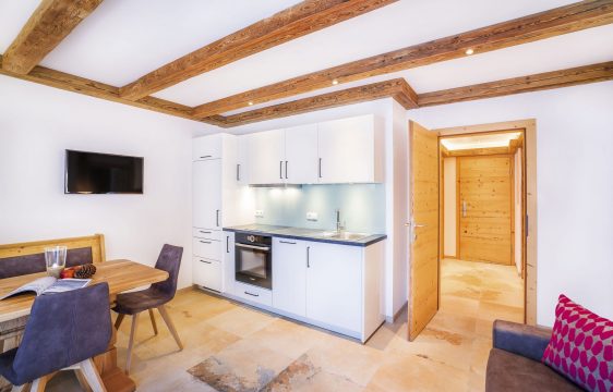 Moderne Küche mit holzverzierten Deckenbalken