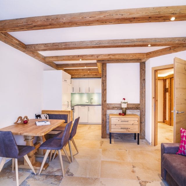 Moderne Wohnung mit Holzdetails und gemütlicher Einrichtung