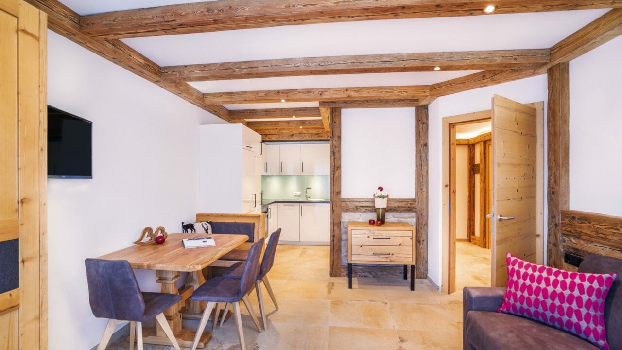 Moderne Wohnung mit Holzdetails und gemütlicher Einrichtung