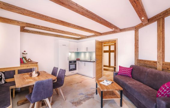 Helle Wohnung mit Essbereich und Küche