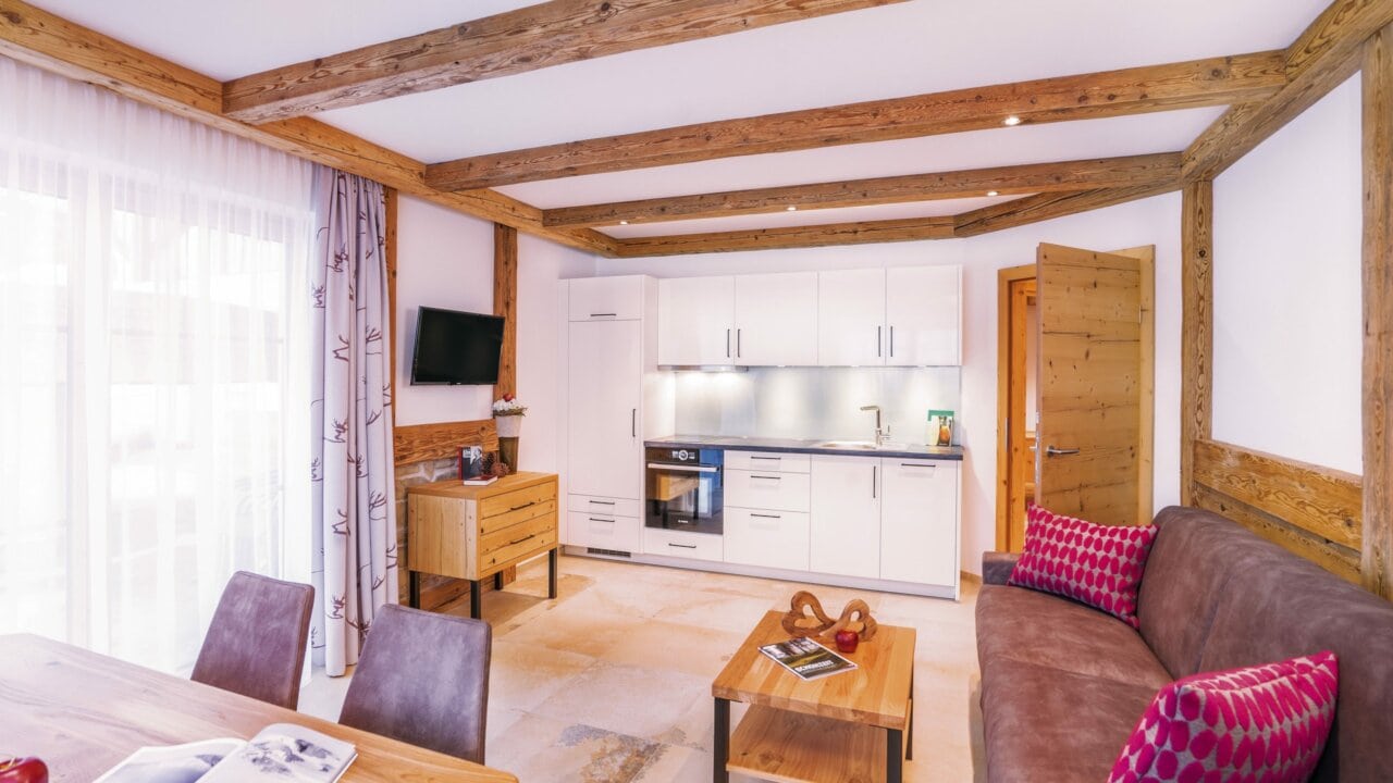 Moderne Wohnung mit Küchenzeile und gemütlicher Sitzecke.