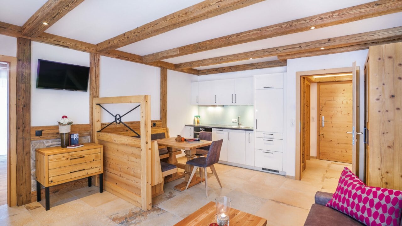 Moderne Küche mit Holzdetails und gemütlichem Essbereich