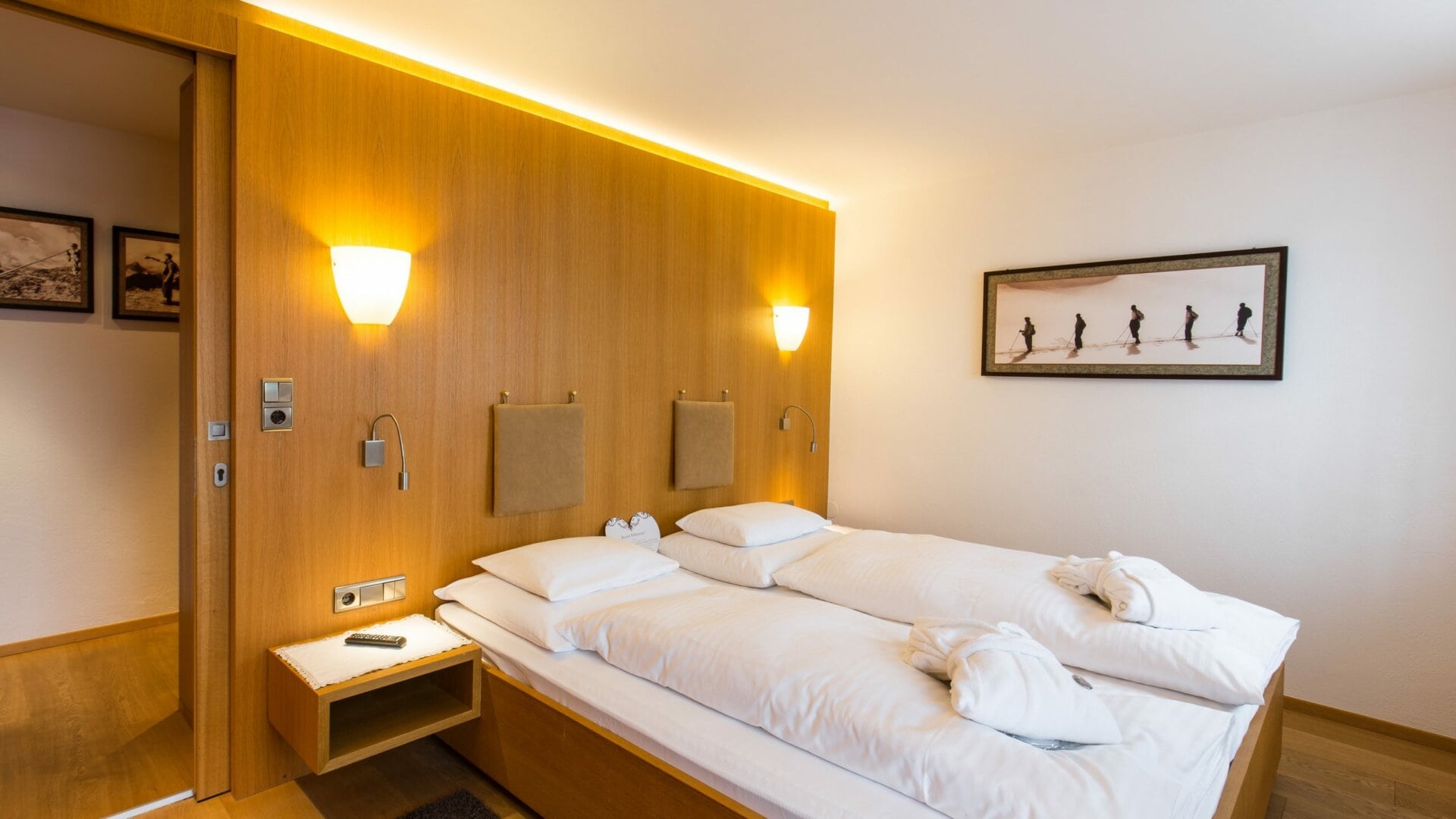 Modernes Schlafzimmer mit Holzdesign und Beleuchtung
