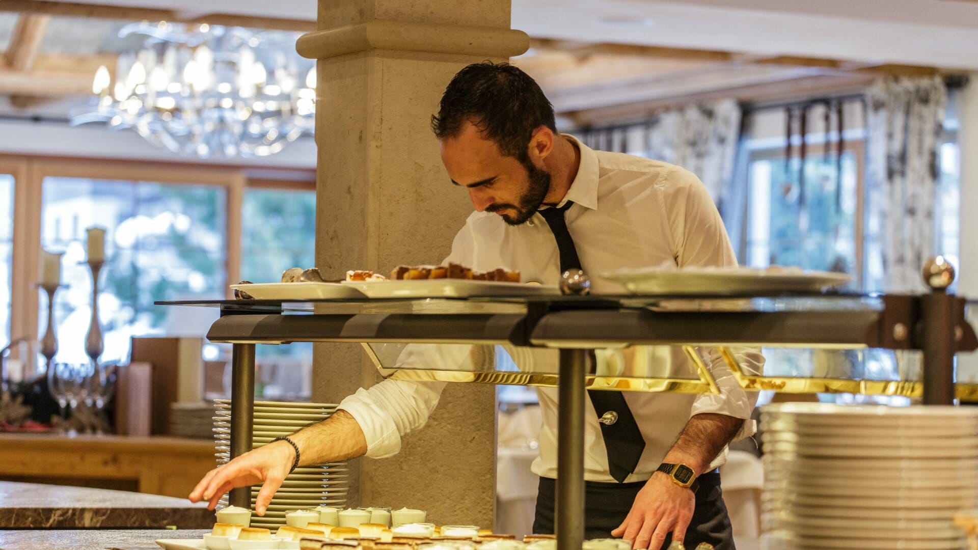 Kellner serviert Desserts im Restaurant.