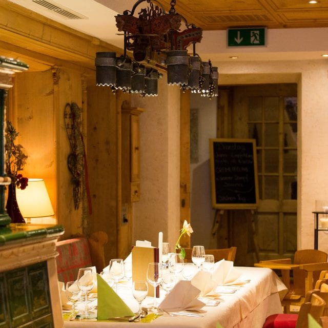 Gemütliches Restaurant mit gedecktem Tisch und Holzdekor.