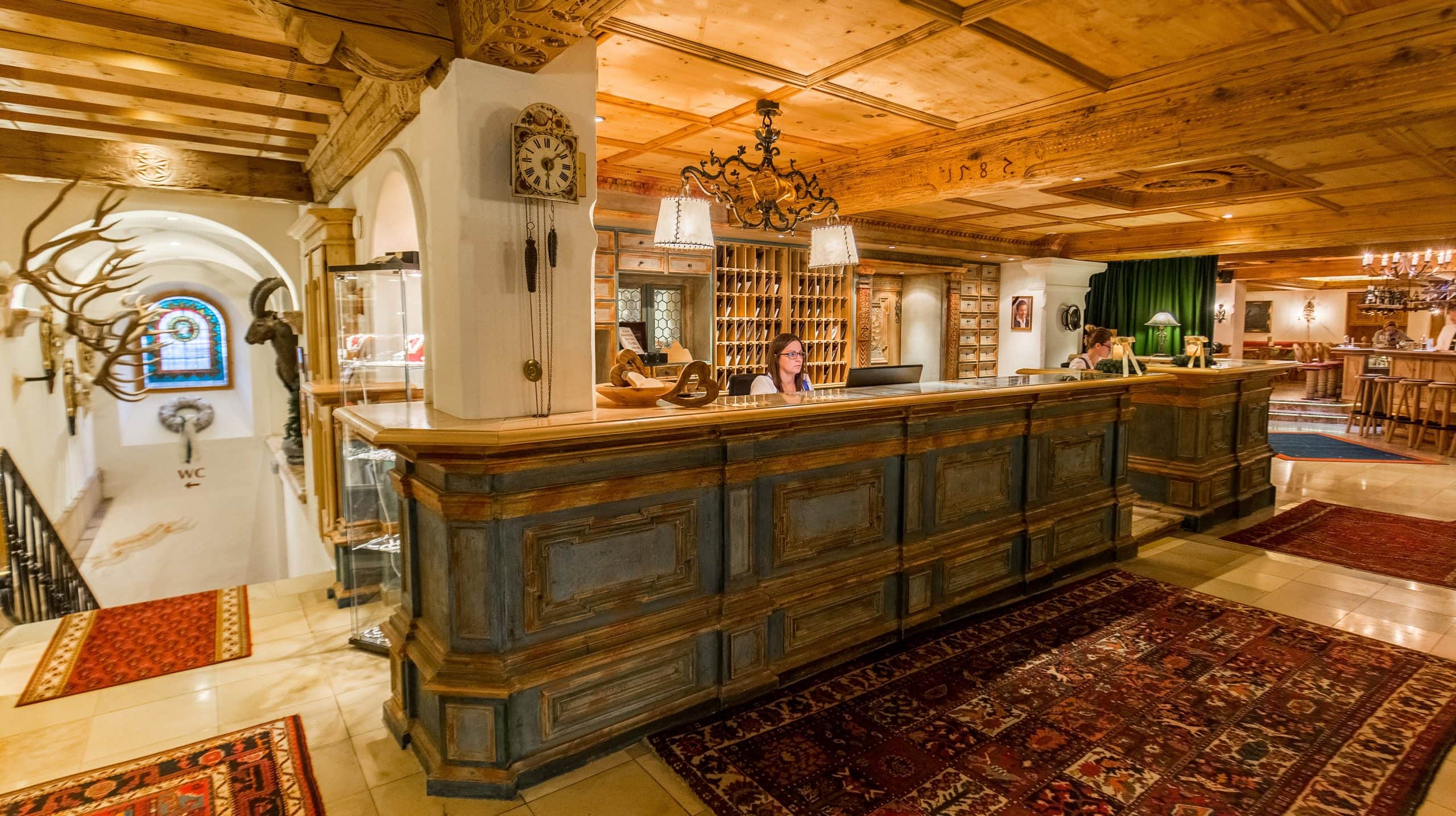 Rezeption eines stilvollen, rustikalen Hotels
