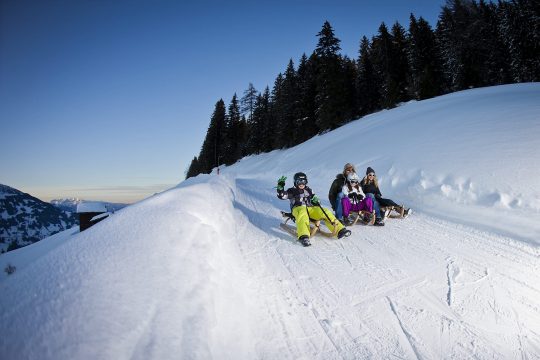 zillertal winter rodelnfamilie daemmerung kopie scaled