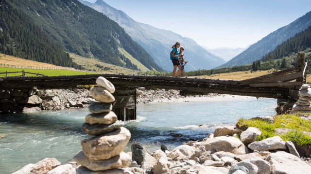 Wanderer über einer Brücke in der Natur.