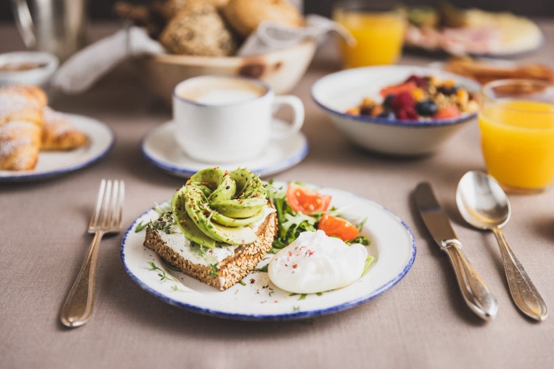 Gesundes Frühstück mit Avocado und Obst