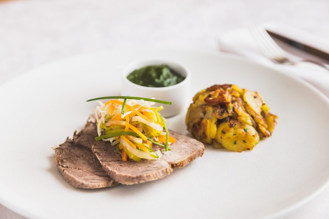 Rindfleisch mit Gemüse und Kartoffelbeilage