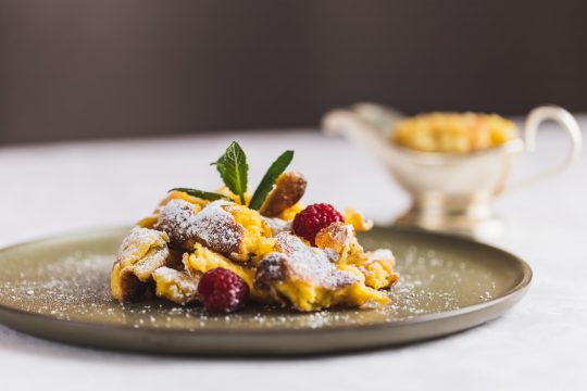 Köstliches Dessert mit Beeren und Minze