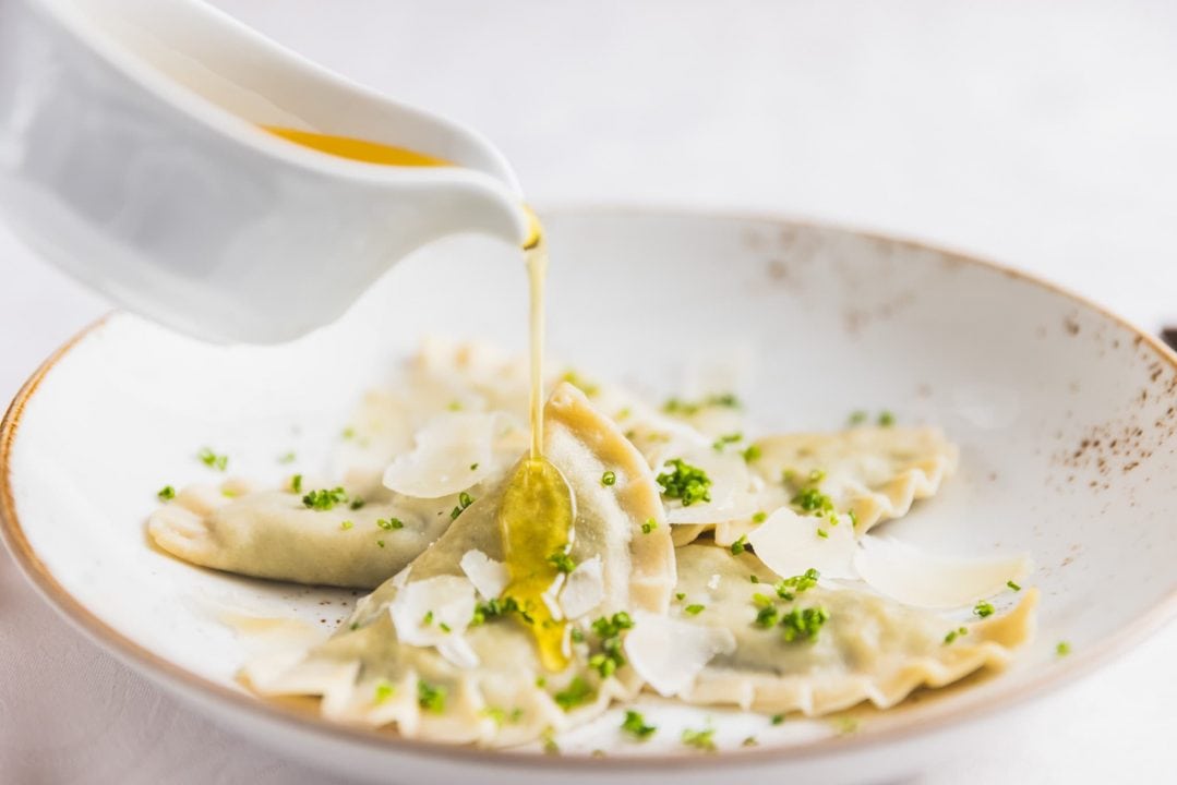 Gefüllte Teigtaschen mit Öl und Kräutern