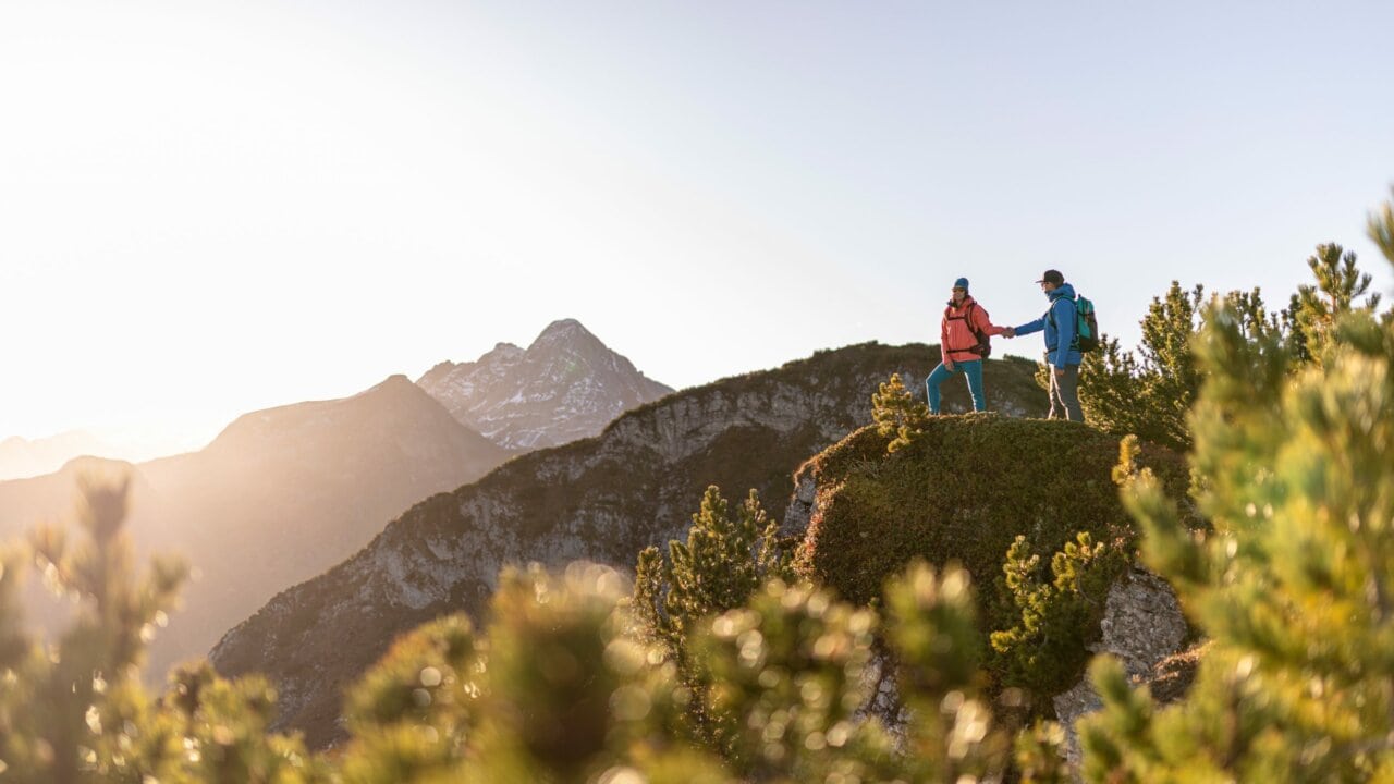 Paar beim Wandern in den Bergen