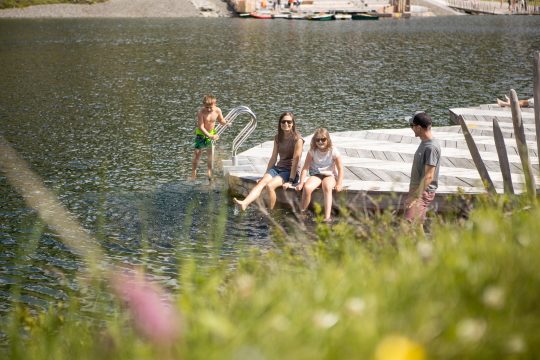 Familie am Steg im Sommer.