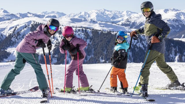 Familie beim Skifahren in den Bergen.