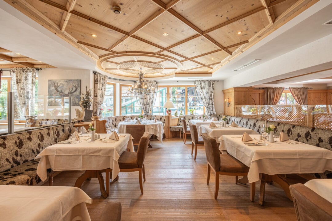 Gemütliches Restaurantinterieur mit eleganten Tischen