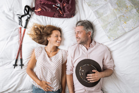 Paar entspannt mit Rucksack und Karte.