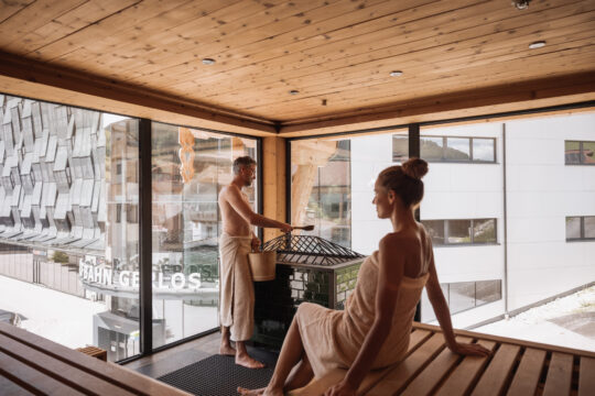 Paar in einer modernen Sauna entspannend.