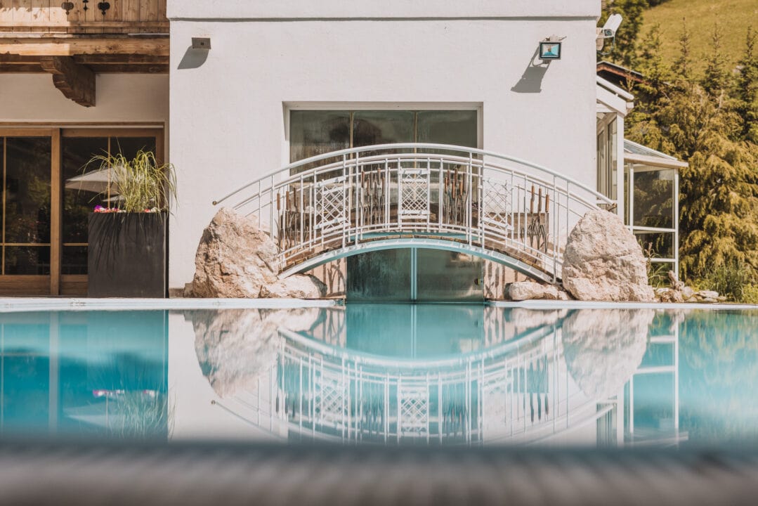 Moderne Brücke über einen Pool mit Reflexion