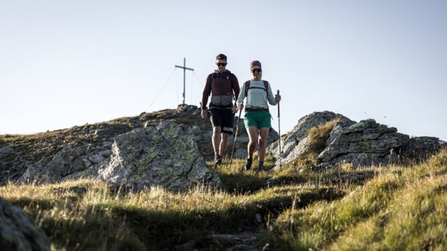 Wanderer auf einem Berg mit Wanderstöcken