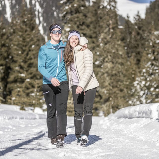 zillertalarena 06 winterwandern Paar im Schnee an einem sonnigen Tag