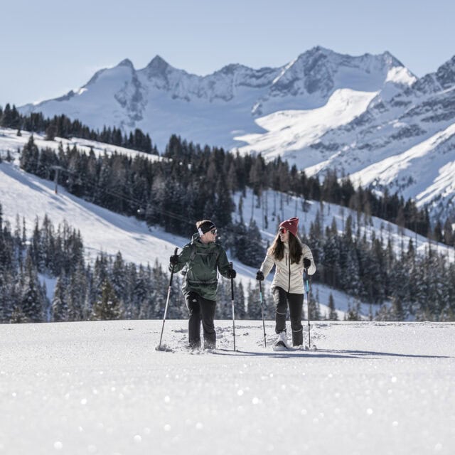 zillertalarena 10 winterwandern Zwei Personen beim Schneeschuhwandern in den Bergen.