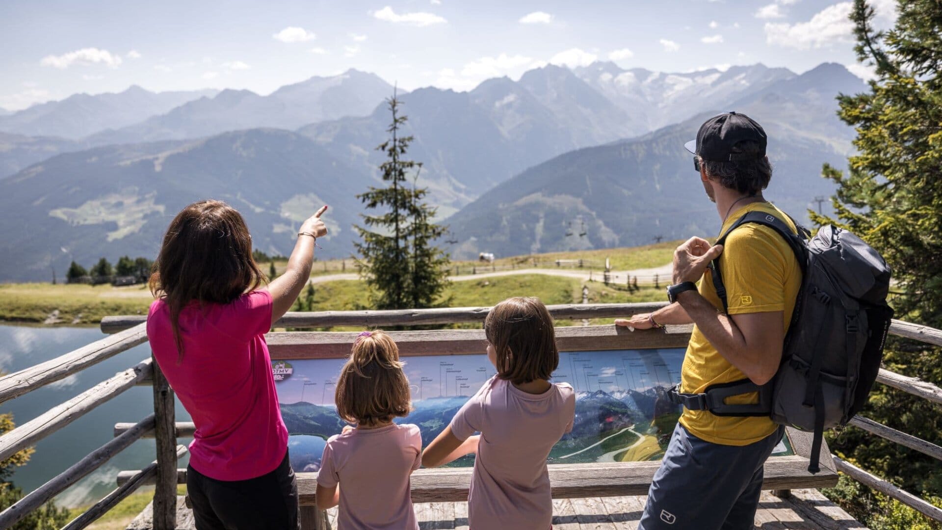 Familie genießt Aussicht auf Berglandschaft.