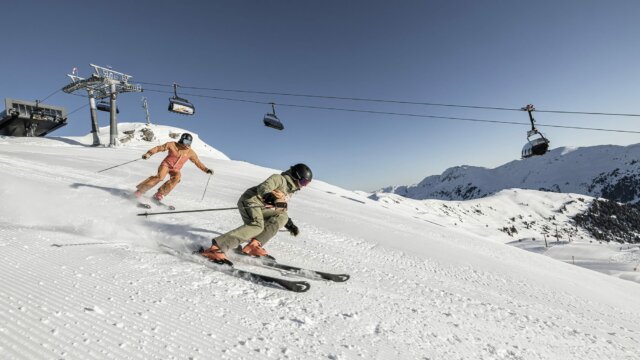 Skifahrer auf einer verschneiten Piste