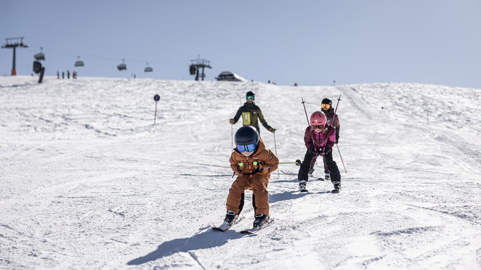 Kinder beim Skifahren auf der Piste